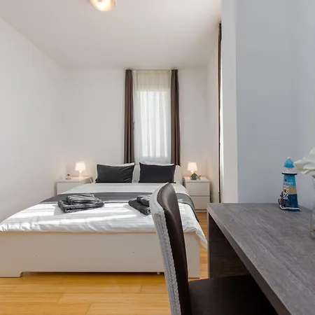 App In A By The Apartamento Petrčane