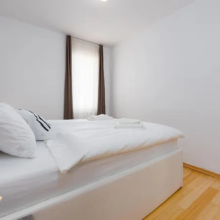 App In A By The Apartamento